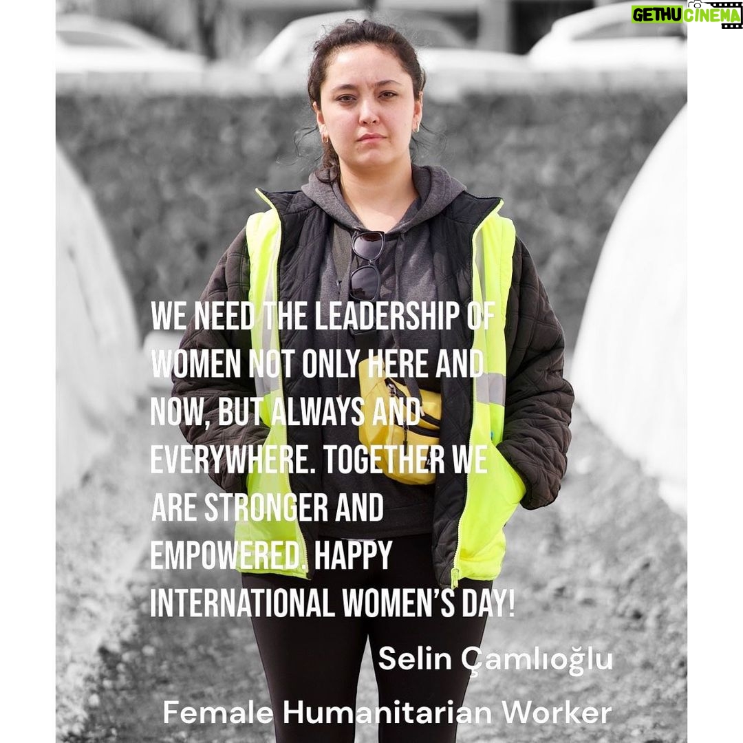 Demet Evgar Instagram - Selin ve diğer kadın insani yardım çalışanları, kadınların ve kız çocuklarının farklılaşan ihtiyaçlarını karşılamak için çalışıyorlar. #IWD2023 #InternationalWomensDay #UNWomenTürkiye Selin and other women humanitarian workers are in the field to support the different needs of women and girls. @sgdd_asam @mudemtr 📷 UN Women/İlkin Eskipehlivan.