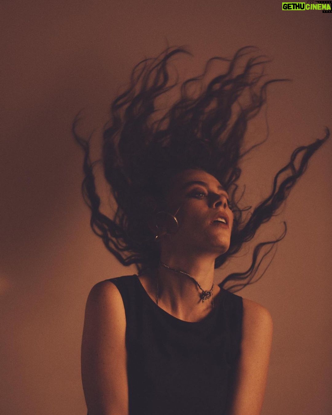 Demet Evgar Instagram - Kim bilir kaçıncı seri 🖤 @edzeali