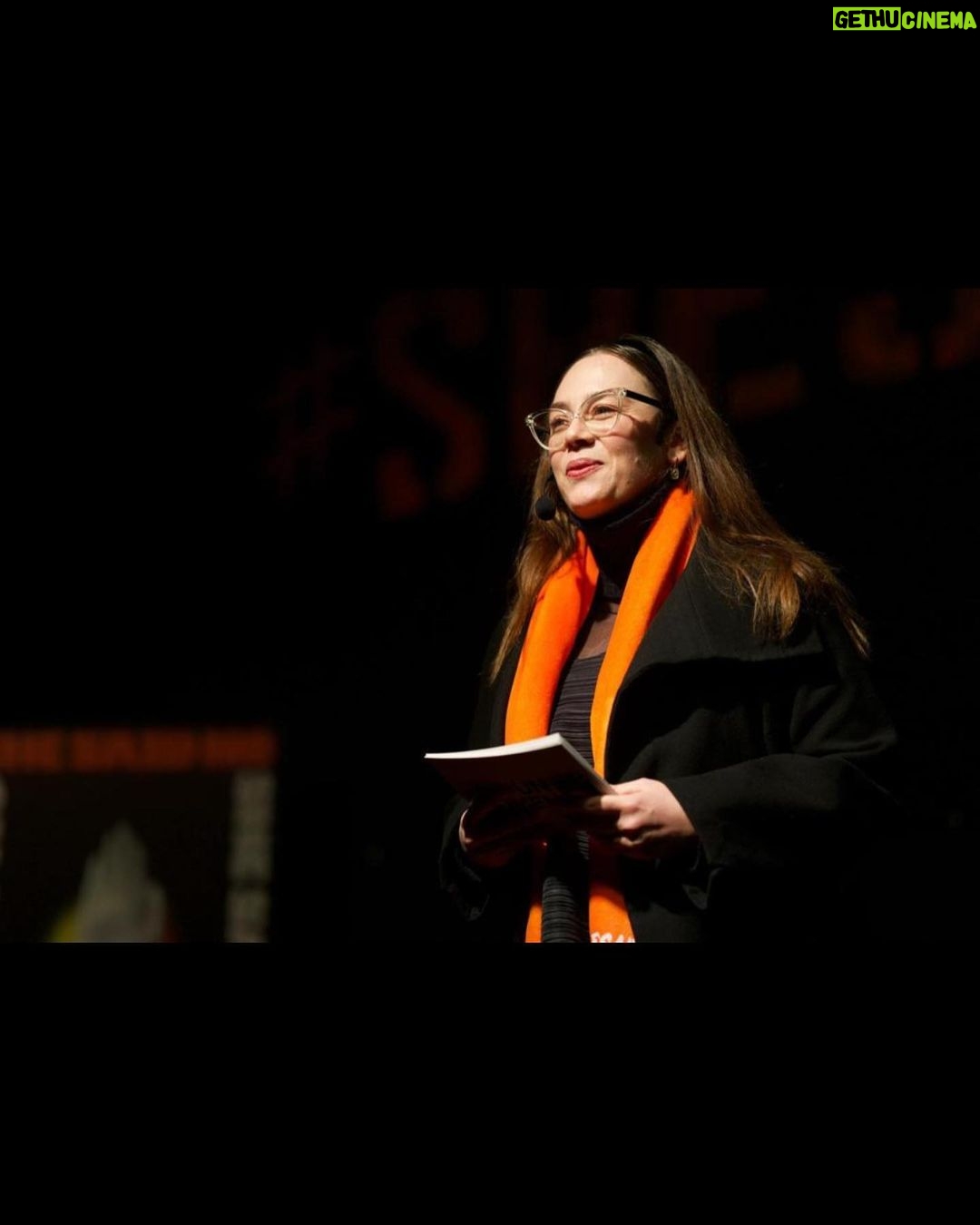 Demet Evgar Instagram - Bu akşam @unwomenturkey in Müze Gazhane’de düzenlediği 16 Günlük Aktivizm #shesaidno Kampanyası’nın lansman etkinliğinde bütün kadınlar için bir araya geldik. Yüzyıllardır süren kadın hareketinin mücadelesine destek olan, bu mücadeleyi bir kez daha görünür kılan ve sesimizi kadınlara yönelik şiddete karşı yükseltmemize destek olan herkese çok teşekkür ederim 🧡 Kadın hakları insan haklarıdır ve kadına yönelik şiddet bir insan hakları ihlalidir ve suçtur .