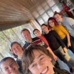 Demet Evgar Instagram - Güzel gün, yeşil Bursa ve 3. 4. 5. Fotolardaki güzel aile ve restoranları ( Gölyazı köyüne girince, kiliseyi geçin solda , teras manzaralı) ve şahane yemekleri çok teşekkürler. . (Kuşların şovuyla sona eren gün ise , gün gibi gündür) 💙 Apolyont Island