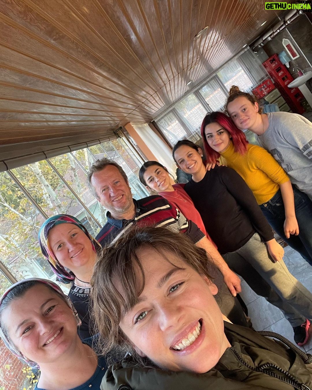 Demet Evgar Instagram - Güzel gün, yeşil Bursa ve 3. 4. 5. Fotolardaki güzel aile ve restoranları ( Gölyazı köyüne girince, kiliseyi geçin solda , teras manzaralı) ve şahane yemekleri çok teşekkürler. . (Kuşların şovuyla sona eren gün ise , gün gibi gündür) 💙 Apolyont Island