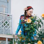 Demet Evgar Instagram - Ritüel, mabedin düzenidir. Ritüele katılmak tarihsel zamandan çıkarak bengi zamana; değerlerin, erdemlerin, ilke ve idelerin zamanına katılmak demektir. Mabedin girişi bir axis-mundi olarak eşiktir; eşikten geçmek simgesel olarak "kendini aşmak ve evrensel ülkü mabedine katılmak" anlamına gelir. Mabedin kendisi ise dünyanın simgesel merkezidir; dünyanın aşkınlaştırıldığı ideal noktadır. Tüm dünya onun çevresinde yapılandırılır; idealin dünyalaştırılmasının simgesel referansı, "değerler dizgesi" olan mabettir... Metin Bobaroğlu 📸 @digitalatolye 🙏🏻💙♥️🌀