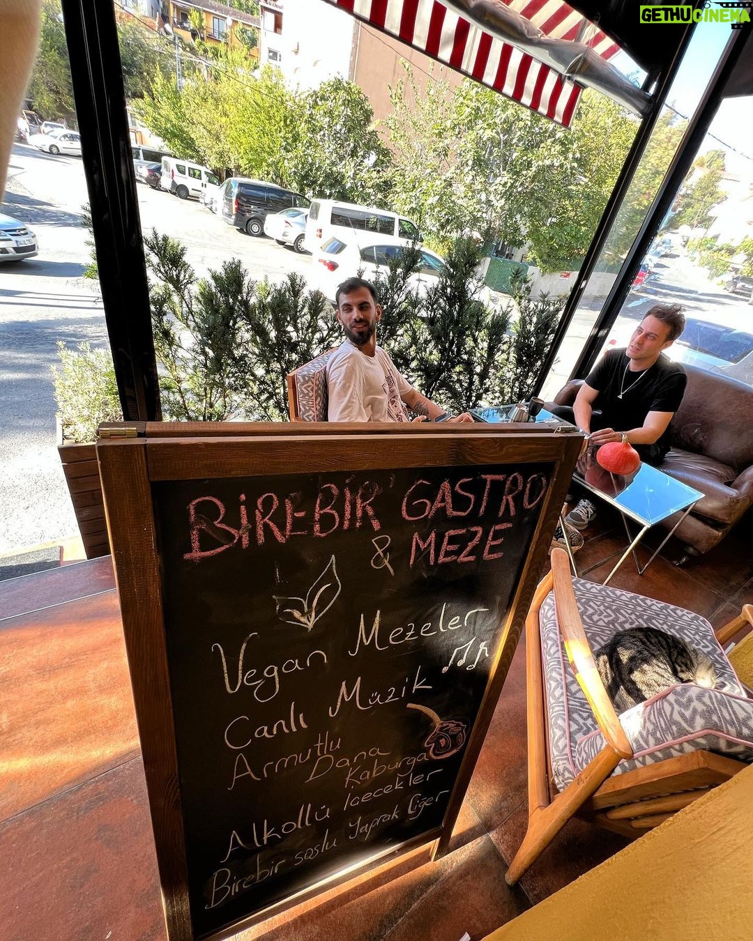 Demet Evgar Instagram - What a social day 🌀 🌈 Sunday brunch 🍳 @birebirgastro_art