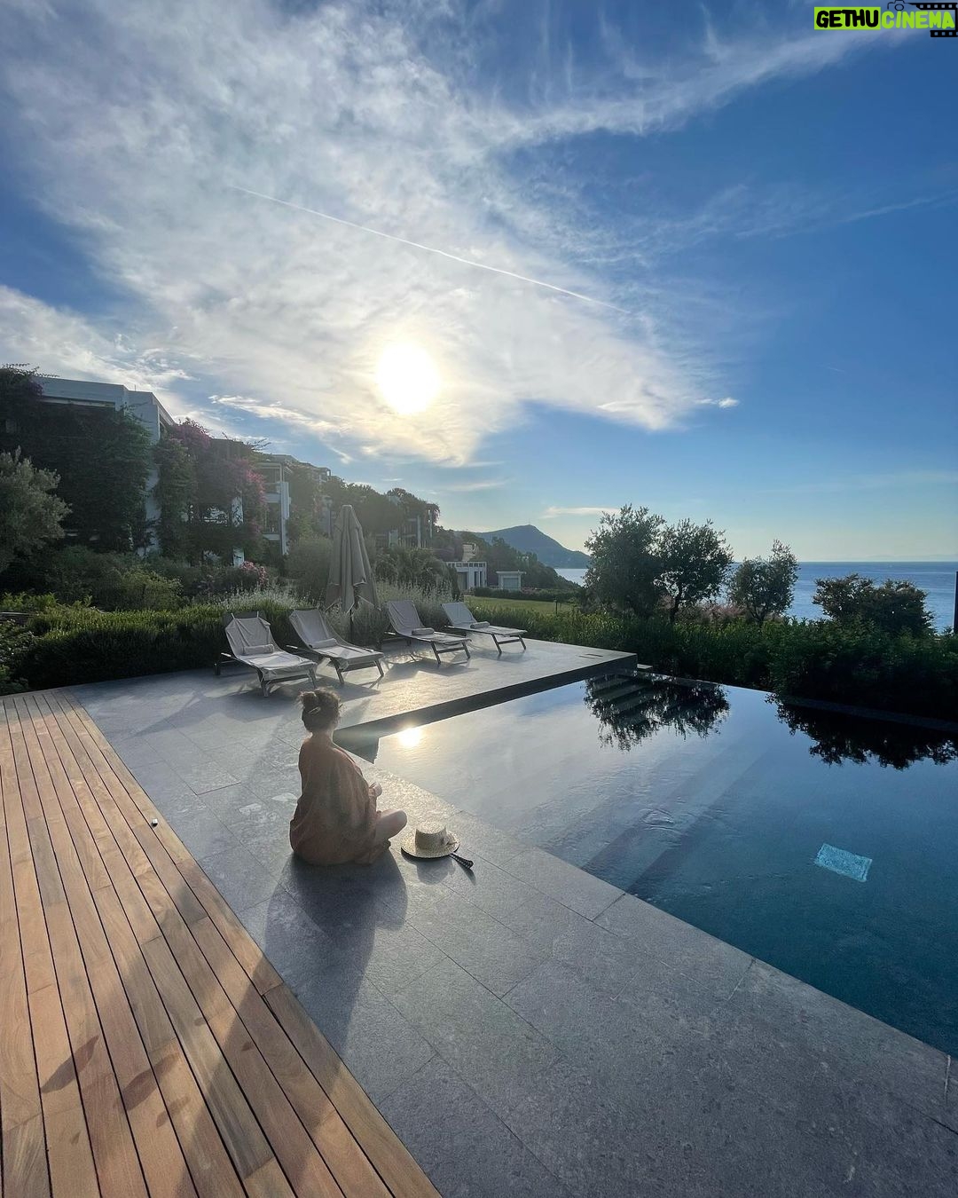 Demet Evgar Instagram - 💋👯♀️💎 #sunrise 🌀🙏🏻💙 Barbaros Reserve Bodrum