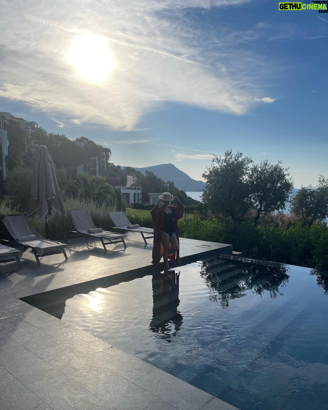 Demet Evgar Instagram - 💋👯♀️💎 #sunrise 🌀🙏🏻💙 Barbaros Reserve Bodrum