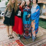 Demet Evgar Instagram - Ritüel, mabedin düzenidir. Ritüele katılmak tarihsel zamandan çıkarak bengi zamana; değerlerin, erdemlerin, ilke ve idelerin zamanına katılmak demektir. Mabedin girişi bir axis-mundi olarak eşiktir; eşikten geçmek simgesel olarak "kendini aşmak ve evrensel ülkü mabedine katılmak" anlamına gelir. Mabedin kendisi ise dünyanın simgesel merkezidir; dünyanın aşkınlaştırıldığı ideal noktadır. Tüm dünya onun çevresinde yapılandırılır; idealin dünyalaştırılmasının simgesel referansı, "değerler dizgesi" olan mabettir... Metin Bobaroğlu 📸 @digitalatolye 🙏🏻💙♥️🌀