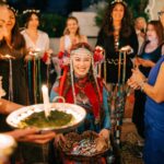Demet Evgar Instagram - Ritüel, mabedin düzenidir. Ritüele katılmak tarihsel zamandan çıkarak bengi zamana; değerlerin, erdemlerin, ilke ve idelerin zamanına katılmak demektir. Mabedin girişi bir axis-mundi olarak eşiktir; eşikten geçmek simgesel olarak "kendini aşmak ve evrensel ülkü mabedine katılmak" anlamına gelir. Mabedin kendisi ise dünyanın simgesel merkezidir; dünyanın aşkınlaştırıldığı ideal noktadır. Tüm dünya onun çevresinde yapılandırılır; idealin dünyalaştırılmasının simgesel referansı, "değerler dizgesi" olan mabettir... Metin Bobaroğlu 📸 @digitalatolye 🙏🏻💙♥️🌀