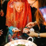 Demet Evgar Instagram - Ritüel, mabedin düzenidir. Ritüele katılmak tarihsel zamandan çıkarak bengi zamana; değerlerin, erdemlerin, ilke ve idelerin zamanına katılmak demektir. Mabedin girişi bir axis-mundi olarak eşiktir; eşikten geçmek simgesel olarak "kendini aşmak ve evrensel ülkü mabedine katılmak" anlamına gelir. Mabedin kendisi ise dünyanın simgesel merkezidir; dünyanın aşkınlaştırıldığı ideal noktadır. Tüm dünya onun çevresinde yapılandırılır; idealin dünyalaştırılmasının simgesel referansı, "değerler dizgesi" olan mabettir... Metin Bobaroğlu 📸 @digitalatolye 🙏🏻💙♥️🌀