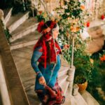 Demet Evgar Instagram - Ritüel, mabedin düzenidir. Ritüele katılmak tarihsel zamandan çıkarak bengi zamana; değerlerin, erdemlerin, ilke ve idelerin zamanına katılmak demektir. Mabedin girişi bir axis-mundi olarak eşiktir; eşikten geçmek simgesel olarak "kendini aşmak ve evrensel ülkü mabedine katılmak" anlamına gelir. Mabedin kendisi ise dünyanın simgesel merkezidir; dünyanın aşkınlaştırıldığı ideal noktadır. Tüm dünya onun çevresinde yapılandırılır; idealin dünyalaştırılmasının simgesel referansı, "değerler dizgesi" olan mabettir... Metin Bobaroğlu 📸 @digitalatolye 🙏🏻💙♥️🌀