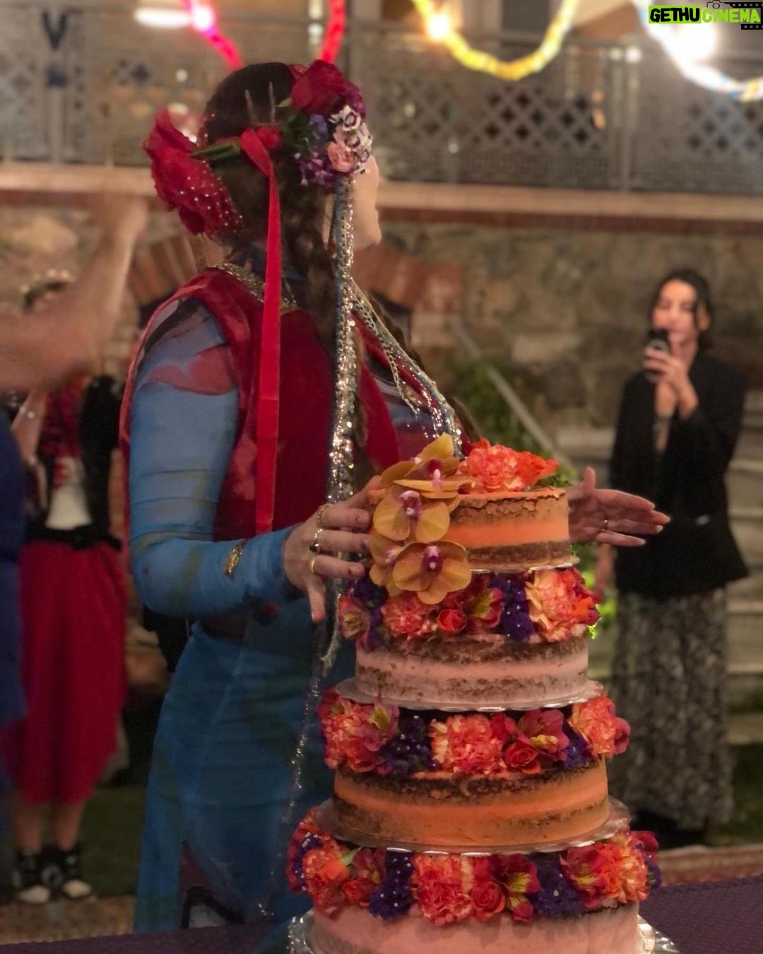 Demet Evgar Instagram - Elleriniz dert görmesin. Annemin çocukken bana yaptığı pastaların tadındaydı. İşine deli olan insanların bir araya geldiği @food_symphony_ist 💜🌀🧿🙏🏻