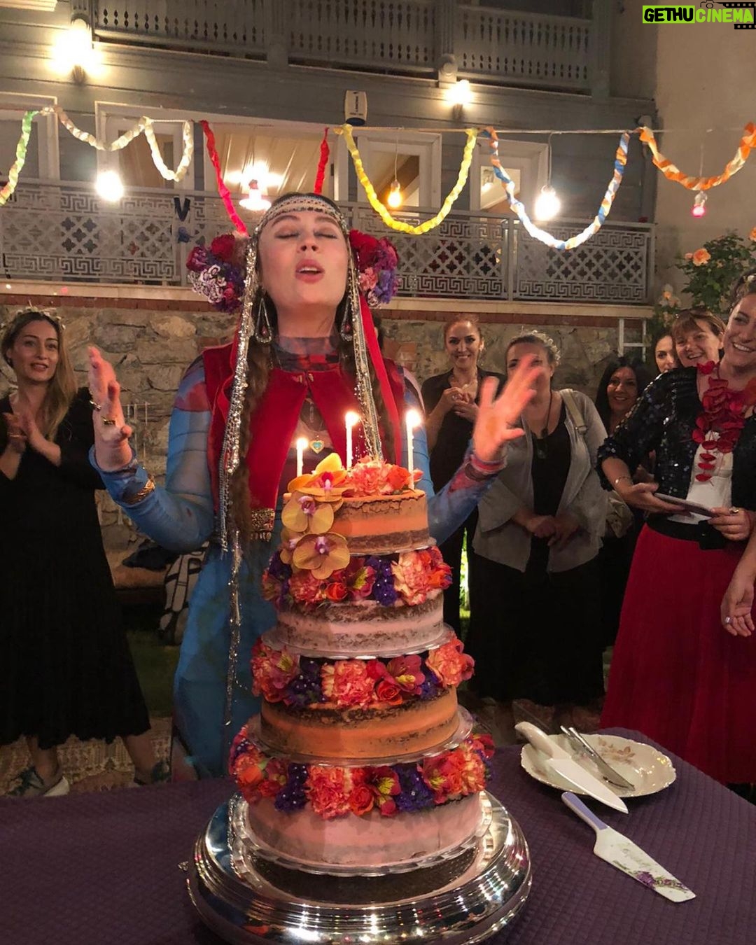 Demet Evgar Instagram - Elleriniz dert görmesin. Annemin çocukken bana yaptığı pastaların tadındaydı. İşine deli olan insanların bir araya geldiği @food_symphony_ist 💜🌀🧿🙏🏻