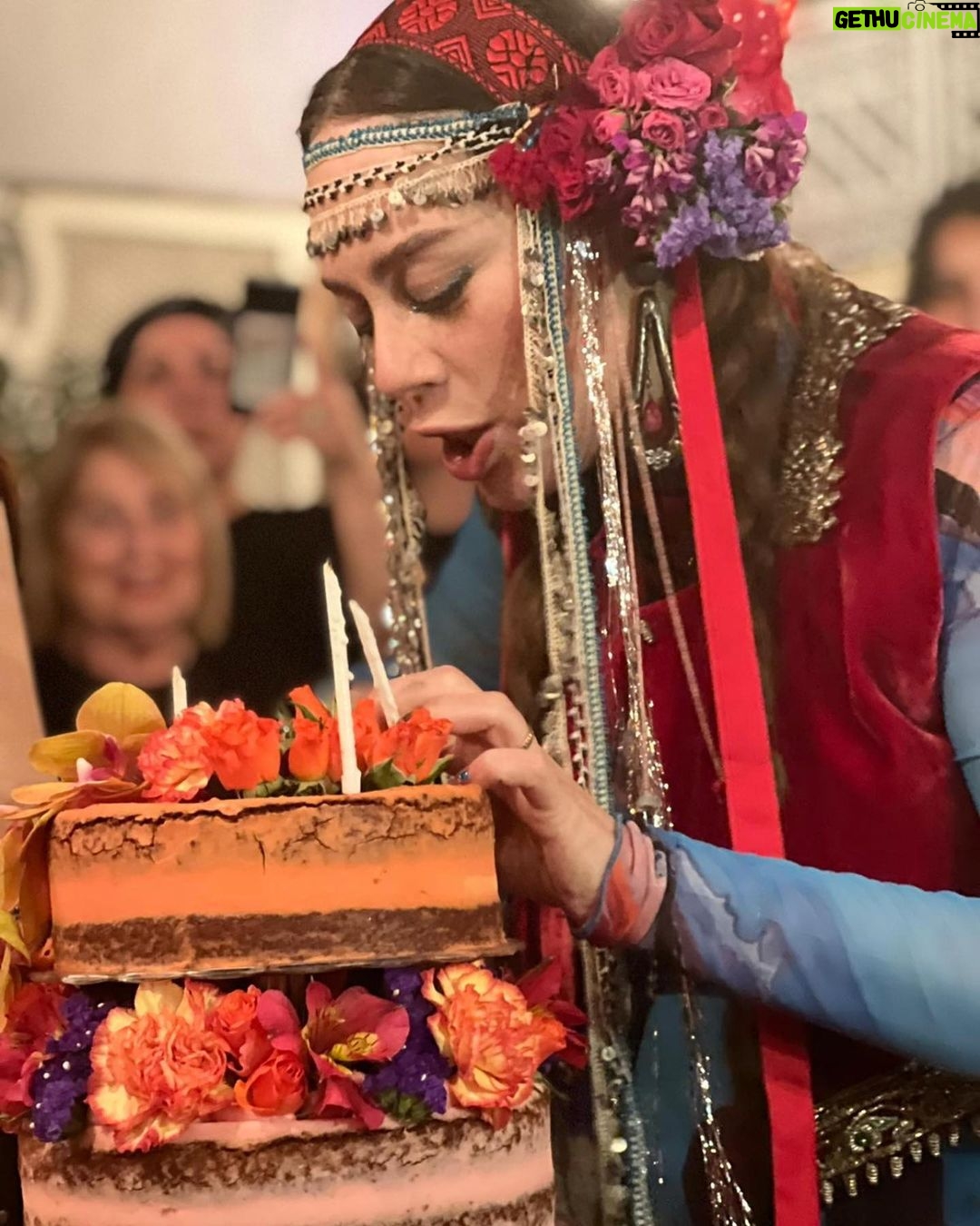 Demet Evgar Instagram - Elleriniz dert görmesin. Annemin çocukken bana yaptığı pastaların tadındaydı. İşine deli olan insanların bir araya geldiği @food_symphony_ist 💜🌀🧿🙏🏻
