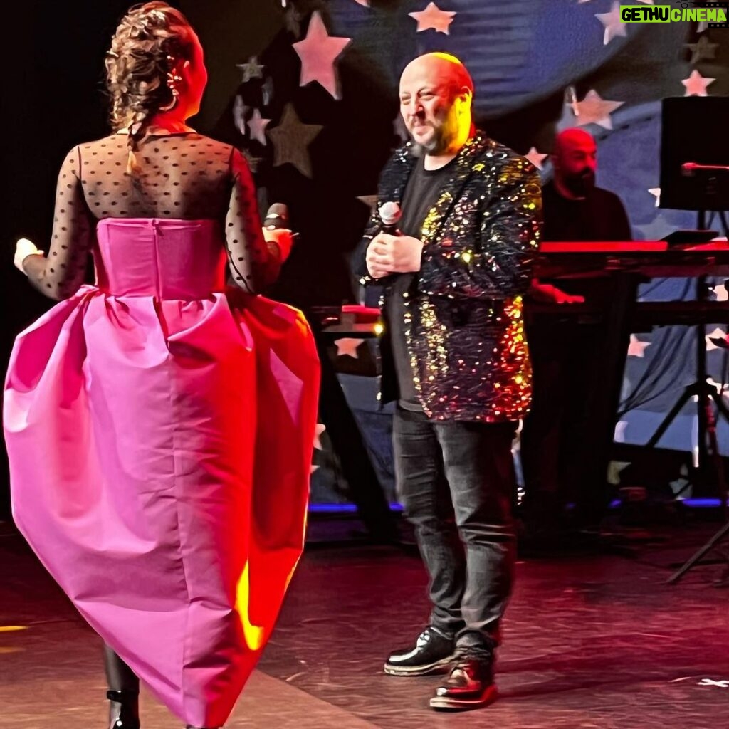 Demet Evgar Instagram - @iksv_istanbul un daveti @cahidepalazzo nun ev sahipliğinde ve muhteşem #taşkınsabah orkestrasıyla şahane bir #zekimüren gecesiydi. Sevgili arkadaşım #serkankeskin le @enistesigelmis sahnede birlikteydik. Bu gecede giydiğim @hm imzalı elbisemin beni çok mutlu eden özelliklerini paylaşmak istiyorum. 🌈💎💘H&M'in sürdürülebilirlik girişimi “Innovation Stories“in beşinci serisi “The Innovation Story Cherish Waste” koleksiyonu, 21 Nisan'dan itibaren Türkiye’de sadece hm.com'da satışa sunulacak. 0 geri dönüştürülmüş polyesterden ; plastik içermeyen ve bitki liflerinden, el çantam da, geri dönüştürülmüş plastikten tasarlandı. Duyarlılığı için @hm ‘e çok teşekkür ediyorum. 💞ve #HMInnovation (Eve gelince de elbiseyi çıkarmak istemeyip, elbiseme yakıştığını düşündüğüm bacak kaldırma pozumla olan fotoğraflarım da şurada dursun🙈)
