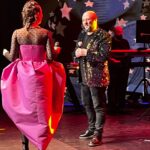 Demet Evgar Instagram – @iksv_istanbul un daveti @cahidepalazzo nun ev sahipliğinde ve muhteşem #taşkınsabah orkestrasıyla şahane bir #zekimüren  gecesiydi. Sevgili arkadaşım #serkankeskin le @enistesigelmis sahnede birlikteydik. Bu gecede giydiğim @hm imzalı elbisemin beni çok mutlu eden özelliklerini paylaşmak istiyorum. 🌈💎💘H&M’in sürdürülebilirlik girişimi “Innovation Stories“in beşinci serisi “The Innovation Story Cherish Waste” koleksiyonu, 21 Nisan’dan itibaren Türkiye’de sadece hm.com’da satışa sunulacak. 

 %100 geri dönüştürülmüş polyesterden ; plastik içermeyen ve bitki liflerinden, el çantam da, geri dönüştürülmüş plastikten tasarlandı.
Duyarlılığı için @hm ‘e çok teşekkür ediyorum. 💞ve #HMInnovation (Eve  gelince de elbiseyi çıkarmak istemeyip, elbiseme yakıştığını düşündüğüm bacak kaldırma pozumla olan fotoğraflarım da şurada dursun🙈)