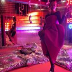 Demet Evgar Instagram – @iksv_istanbul un daveti @cahidepalazzo nun ev sahipliğinde ve muhteşem #taşkınsabah orkestrasıyla şahane bir #zekimüren  gecesiydi. Sevgili arkadaşım #serkankeskin le @enistesigelmis sahnede birlikteydik. Bu gecede giydiğim @hm imzalı elbisemin beni çok mutlu eden özelliklerini paylaşmak istiyorum. 🌈💎💘H&M’in sürdürülebilirlik girişimi “Innovation Stories“in beşinci serisi “The Innovation Story Cherish Waste” koleksiyonu, 21 Nisan’dan itibaren Türkiye’de sadece hm.com’da satışa sunulacak. 

 %100 geri dönüştürülmüş polyesterden ; plastik içermeyen ve bitki liflerinden, el çantam da, geri dönüştürülmüş plastikten tasarlandı.
Duyarlılığı için @hm ‘e çok teşekkür ediyorum. 💞ve #HMInnovation (Eve  gelince de elbiseyi çıkarmak istemeyip, elbiseme yakıştığını düşündüğüm bacak kaldırma pozumla olan fotoğraflarım da şurada dursun🙈)