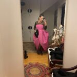 Demet Evgar Instagram – @iksv_istanbul un daveti @cahidepalazzo nun ev sahipliğinde ve muhteşem #taşkınsabah orkestrasıyla şahane bir #zekimüren  gecesiydi. Sevgili arkadaşım #serkankeskin le @enistesigelmis sahnede birlikteydik. Bu gecede giydiğim @hm imzalı elbisemin beni çok mutlu eden özelliklerini paylaşmak istiyorum. 🌈💎💘H&M’in sürdürülebilirlik girişimi “Innovation Stories“in beşinci serisi “The Innovation Story Cherish Waste” koleksiyonu, 21 Nisan’dan itibaren Türkiye’de sadece hm.com’da satışa sunulacak. 

 %100 geri dönüştürülmüş polyesterden ; plastik içermeyen ve bitki liflerinden, el çantam da, geri dönüştürülmüş plastikten tasarlandı.
Duyarlılığı için @hm ‘e çok teşekkür ediyorum. 💞ve #HMInnovation (Eve  gelince de elbiseyi çıkarmak istemeyip, elbiseme yakıştığını düşündüğüm bacak kaldırma pozumla olan fotoğraflarım da şurada dursun🙈)