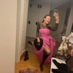 Demet Evgar Instagram – @iksv_istanbul un daveti @cahidepalazzo nun ev sahipliğinde ve muhteşem #taşkınsabah orkestrasıyla şahane bir #zekimüren  gecesiydi. Sevgili arkadaşım #serkankeskin le @enistesigelmis sahnede birlikteydik. Bu gecede giydiğim @hm imzalı elbisemin beni çok mutlu eden özelliklerini paylaşmak istiyorum. 🌈💎💘H&M’in sürdürülebilirlik girişimi “Innovation Stories“in beşinci serisi “The Innovation Story Cherish Waste” koleksiyonu, 21 Nisan’dan itibaren Türkiye’de sadece hm.com’da satışa sunulacak. 

 %100 geri dönüştürülmüş polyesterden ; plastik içermeyen ve bitki liflerinden, el çantam da, geri dönüştürülmüş plastikten tasarlandı.
Duyarlılığı için @hm ‘e çok teşekkür ediyorum. 💞ve #HMInnovation (Eve  gelince de elbiseyi çıkarmak istemeyip, elbiseme yakıştığını düşündüğüm bacak kaldırma pozumla olan fotoğraflarım da şurada dursun🙈)