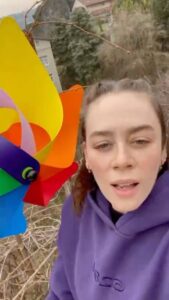 Demet Evgar Instagram - Herkes için yaşanabilir adil ve refah bir toplum ancak kadının güçlenmesi ve toplumsal cinsiyet eşitliği ile, kadının güçlenmesi de önce kadının sesinin duyulmasıyla mümkün. #BenKadınım hashtagi ile sen de sesini duyur! #BenKadınım kadınlara yönelik şiddete karşıyım, #BenKadınım öldürülmek istemiyorum, #BenKadınım haklarımın savunucusuyum, #BenKadınım gücümün farkındayım, #BenKadınım eşit işe, eşit ücret hakkım, #BenKadınım ihtiyaçlarıma yönelik hizmetlere erişmek istiyorum, #Benkadınım ayrımcılığa uğramak istemiyorum, #BenKadınım FARKINDAYIM, DEĞİŞİYORUM VE DEĞİŞTİRİYORUM.