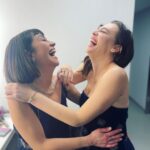 Demet Evgar Instagram - Dün geceden … Gülmek iyileştirdi. Kesin bilgi 💙 Canım dostlarım, ailem, dün gece bizi bırakmayan sevgili seyircilerimiz; birlikte çok güzeliz 🙏🏻💙 Zorlu Performans Sanatları Merkezi