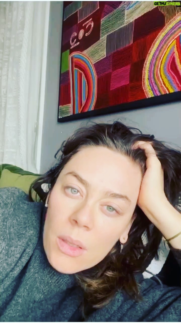 Demet Evgar Instagram - Efendim 3şubat’ta sevgili Dilek Türkan ve ekibinin konuğuyuz. 🍎 #Repost 3 yıldır 🙈 @dilekturkan Sahi kaç yıldır bekliyoruz? 🤦♀️😂 @temedragve @selenistan @zorlu_psm #kadınelideğmişşarkılar
