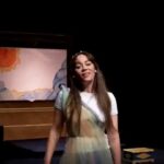 Demet Evgar Instagram - #Repost @anuskaninatolyesi 🌀 Reposted from @iksvaltkat Mitolojik Hikâyeler'in ilk bölümü “Pandora’nın Kutusu” İKSV YouTube kanalında! 🎶Ah Pandora ah Pandoraaaaa 🎶 Merakına yenik düşen Pandora kutuyu açınca neler olur? 🧐Prometheus, kardeşi Ephimetheus’u neden uyarır? Hephaistos’un heyecanının sebebi nedir? 🤗 Kukla Afrodit’in anlatıcılığında Zeus, Hephaistos, Pandora ile tanışmak ve sonu umut dolu bu mitolojik hikâyeyi izlemek için profildeki linke tıklayabilirsiniz. Kuklalar/ Oynayanlar: Ani Haddeler (@anitapapatya), Onur Gürçay @onur.gurcay , Hande Ömürlü Yılmazer (@olamaz) Konuk oyuncu: Demet Evgar (@temedragve) Yazan-yöneten /Kukla tasarım ve yapım:Ani Haddeler Dekor tasarımı: Tolunay Türköz @hepoyuncak Işık tasarımı:Cem Yılmazer @daykonis Kostüm tasarımı: Hande Ömürlü Yılmazer Tasvir tasarımı/Akustik müzik ve efektler: Ayşe Akarsu @aykayao *Bu seri, @anuskaninatolyesi ile @iksvaltkat’ın ortak yapımı olarak @paribucom’un desteğiyle hazırlanmıştır. #iksvseveseve #mitolojikhikayeler