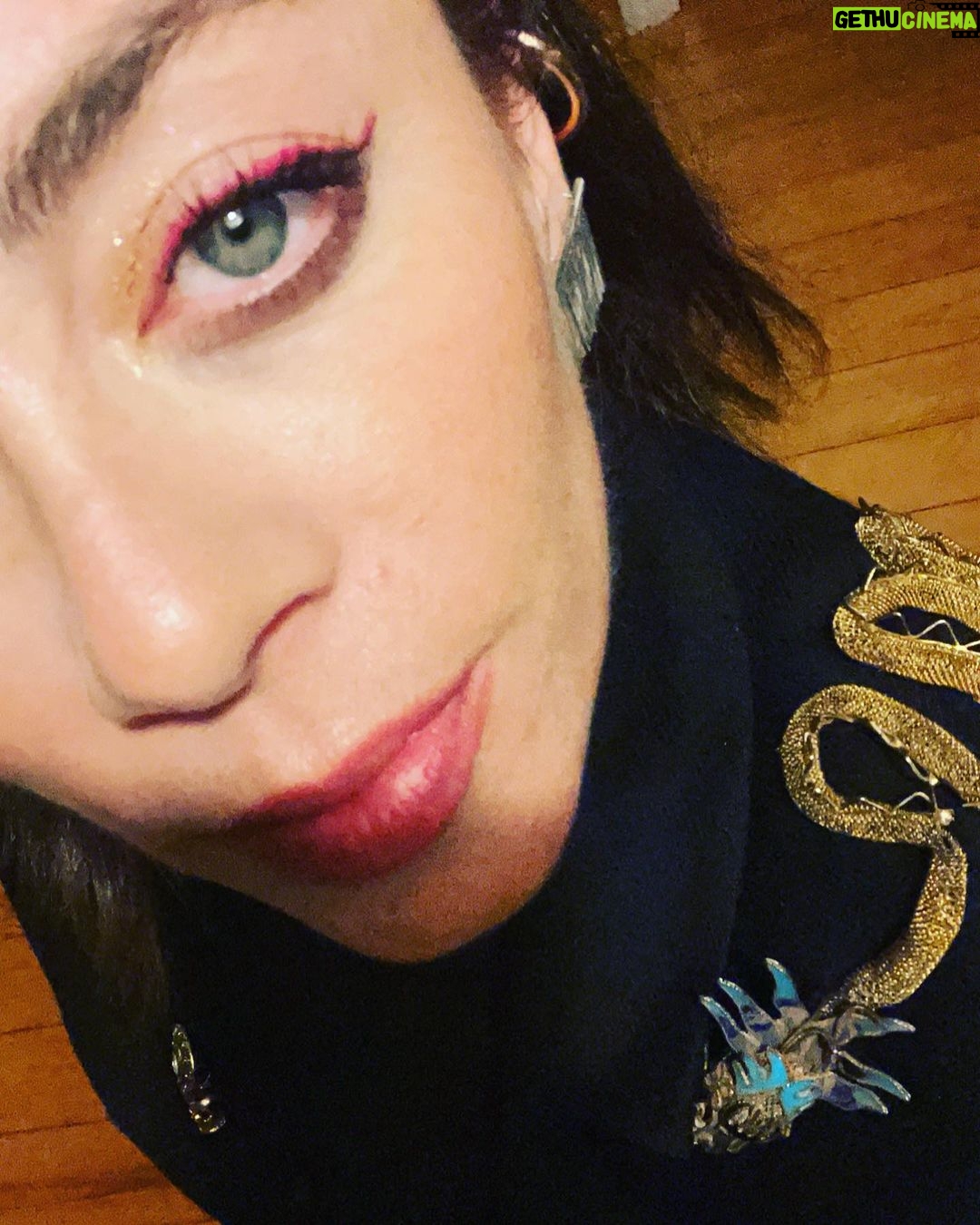 Demet Evgar Instagram - Ejderhalara inanıyorum 😎
