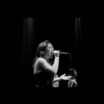 Demet Evgar Instagram – Konserden inciler. 🖤🤍🎼🎶🎵 “ Kadın Eli Değmiş Şarkılar” Canım  @edzeali nin gözünden 🤍