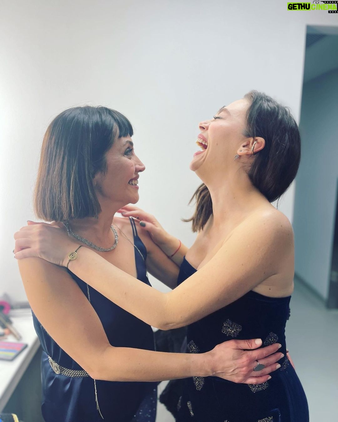 Demet Evgar Instagram - Dün geceden … Gülmek iyileştirdi. Kesin bilgi 💙 Canım dostlarım, ailem, dün gece bizi bırakmayan sevgili seyircilerimiz; birlikte çok güzeliz 🙏🏻💙 Zorlu Performans Sanatları Merkezi