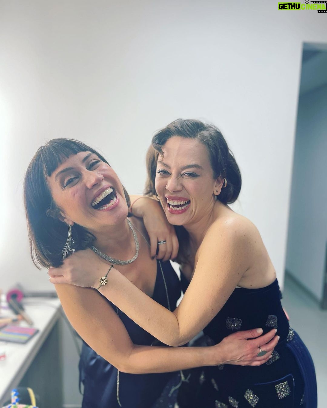 Demet Evgar Instagram - Dün geceden … Gülmek iyileştirdi. Kesin bilgi 💙 Canım dostlarım, ailem, dün gece bizi bırakmayan sevgili seyircilerimiz; birlikte çok güzeliz 🙏🏻💙 Zorlu Performans Sanatları Merkezi