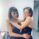 Demet Evgar Instagram – Dün geceden … Gülmek iyileştirdi. Kesin bilgi 💙 Canım dostlarım, ailem, dün gece bizi bırakmayan sevgili seyircilerimiz; birlikte çok güzeliz 🙏🏻💙 Zorlu Performans Sanatları Merkezi