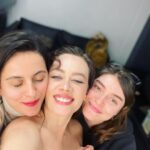Demet Evgar Instagram – Dün geceden … Gülmek iyileştirdi. Kesin bilgi 💙 Canım dostlarım, ailem, dün gece bizi bırakmayan sevgili seyircilerimiz; birlikte çok güzeliz 🙏🏻💙 Zorlu Performans Sanatları Merkezi