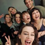Demet Evgar Instagram – Dün geceden … Gülmek iyileştirdi. Kesin bilgi 💙 Canım dostlarım, ailem, dün gece bizi bırakmayan sevgili seyircilerimiz; birlikte çok güzeliz 🙏🏻💙 Zorlu Performans Sanatları Merkezi
