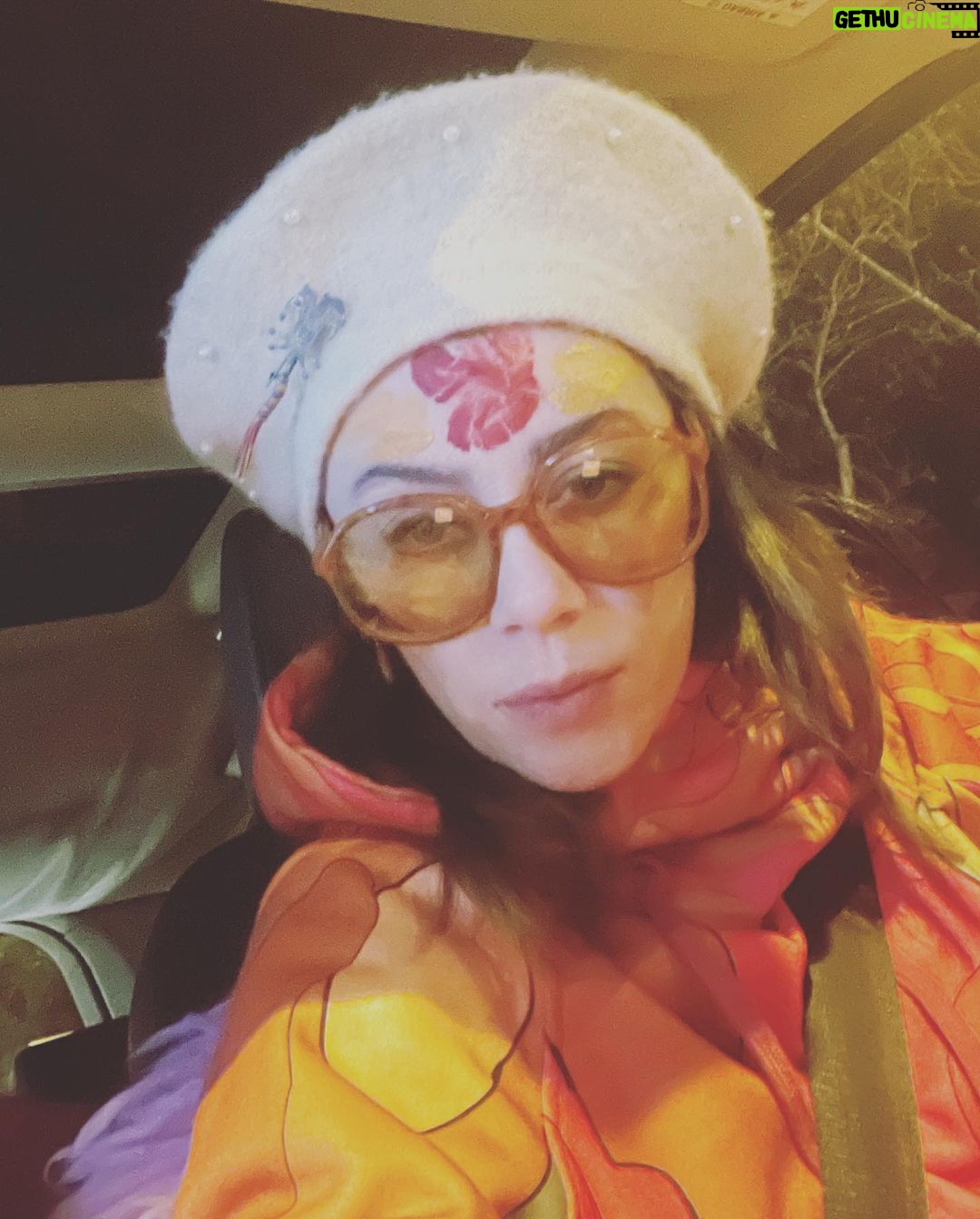 Demet Evgar Instagram - Ritual 🌀 Kimsenin ritüeline kimse karışamaz. Shanti gençlik 🥳