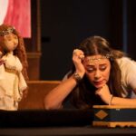 Demet Evgar Instagram - Büyük usta Afrodit’ le sahneyi paylaşmak büyük bir onurdu benim için .Zeus’ a , Hephaistos’ a, Prometheus ve nicelerine teşekkürlerimle. Pandora olmak çok heyecan vericiydi. Pandora’nın merakına , cesaretine , umuduna selam olsun 💙Ah Pandora ah Pandora 🪐🌀 #pandoranınkutusu @anuskaninatolyesi