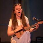 Demet Evgar Instagram - Büyük usta Afrodit’ le sahneyi paylaşmak büyük bir onurdu benim için .Zeus’ a , Hephaistos’ a, Prometheus ve nicelerine teşekkürlerimle. Pandora olmak çok heyecan vericiydi. Pandora’nın merakına , cesaretine , umuduna selam olsun 💙Ah Pandora ah Pandora 🪐🌀 #pandoranınkutusu @anuskaninatolyesi