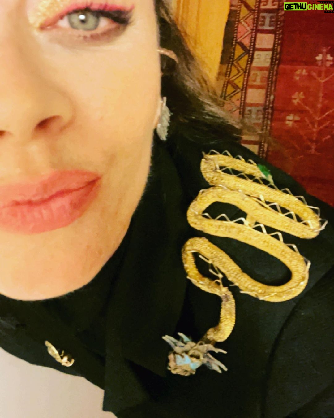 Demet Evgar Instagram - Ejderhalara inanıyorum 😎