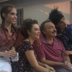 Demet Evgar Instagram - “Ben bu şarkıyı çok güzel gaza gelir söylerim “ mi hahahahha… Efsaneyi bir hatırladık ta bu sabah @sebnemkitis ciğimle. Eksik kalmayın istedim. 🩵 Açılışı Behiye& Solmaz provasıyla yapıyoruz canikolar 3. Videoda o “an” a gittim resmen 🥳🥳🥳 #ailearasında