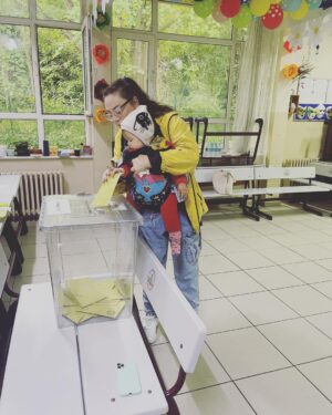 Demet Evgar Instagram - Gelecek güzel günlerimiz için. 🎈 🇹🇷🫶💙