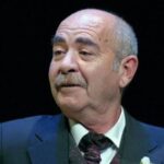 Demet Evgar Instagram – Köksal abiyi kaybetmişiz. Kalbimde ince bir sızıyla aldım haberi. Küçüklüğümde kulağıma en sevdiğim karakterlerle yerleşti sesi, büyüdüğümde ise incelikli oyun gücüyle hayran bıraktı kendine beni hep. Sonra da onunla aynı tiyatronun oyuncusu olmak hayallerin ötesiydi benim için… Çok sevgili Köksal abi gittiğin yerde mutlu olman dileğiyle. Seni hep çok sevdim bir çokları gibi. Tiyatrolar günün kutlu olsun . #köksalengür