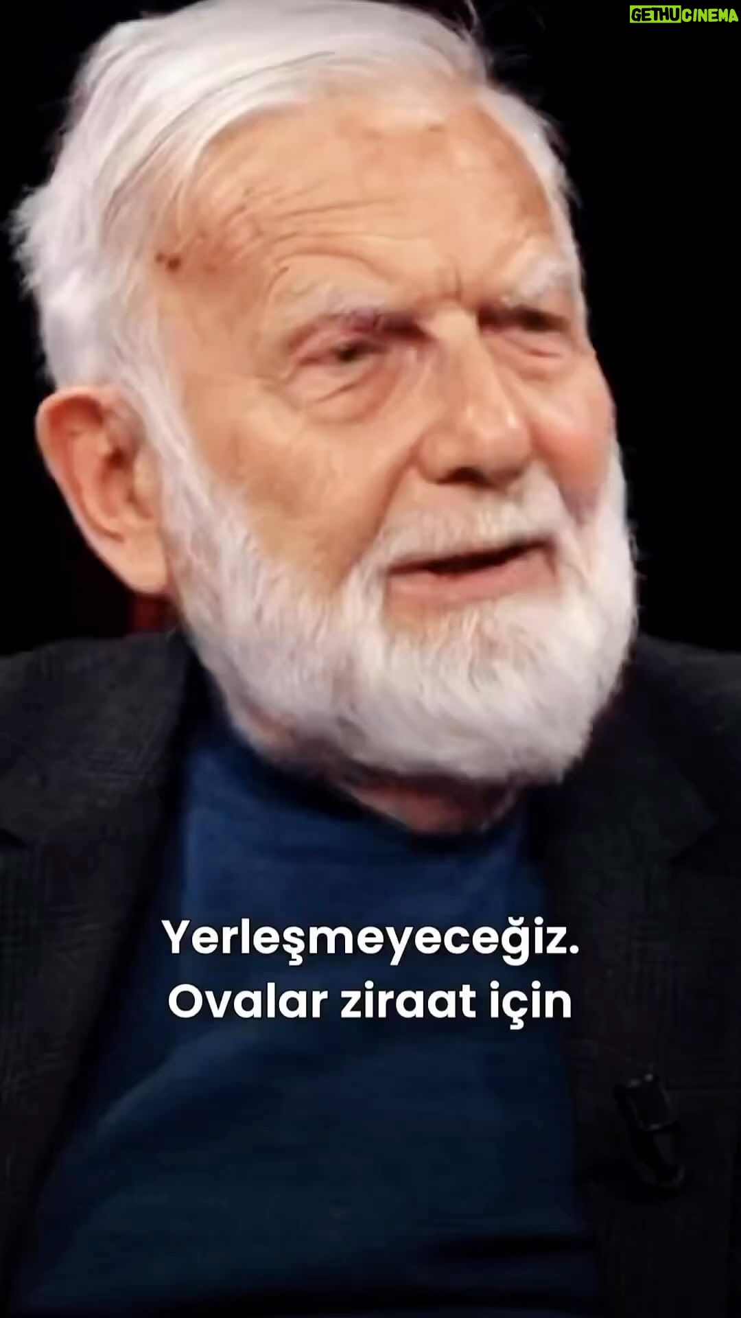 Demet Evgar Instagram - Dinlemeye doyamıyorum. #Repost @fikriyat #SadettinÖkten uyarıyor: “Dağlar arza çakılan çivilerdir” Ülkemizde yüzyılın afetini yaşadığımız, Kahramanmaraş merkezli depremlerin yası içindeyken sosyal medyada Sadettin Ökten hocanın dilinden bir cümle önümüze düşüyor: “Ovalara yerleşmeyeceğiz. Dağlara, yamaçlara çıkacağız.” Medeniyet üzerine çalışan ve kalem oynatan Ökten, Osmanlı bakiyesinin ülkemizdeki son temsilcilerinden olarak bir ilahi kelamı şöyle hatırlatıyor bize; “Dağlar, arza çakılan çivilerdir...”