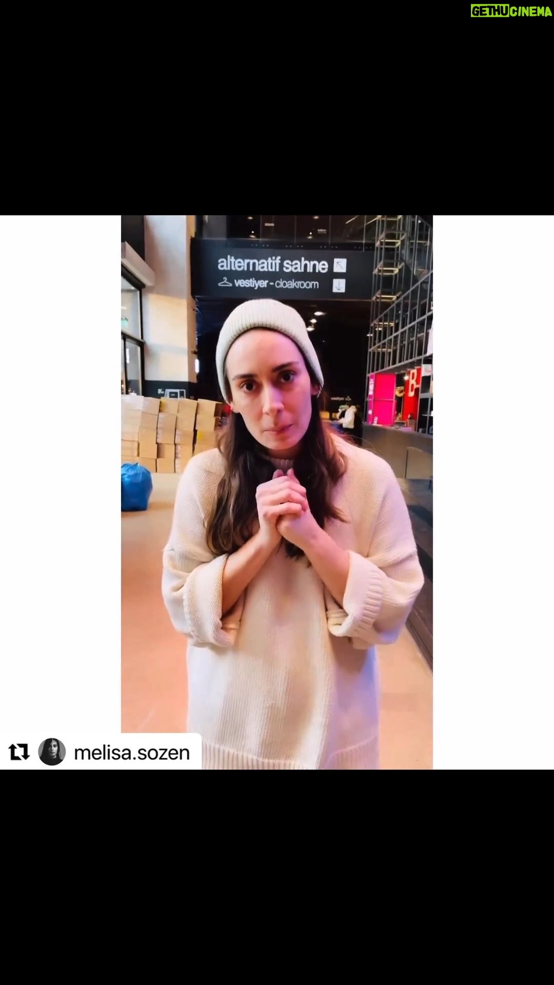 Demet Evgar Instagram - #Repost @melisa.sozen with @use.repost ・・・ İhtiyaç Haritası sizlerden gelen destekleri yüzlerce gönüllüsü ile birlikte bölgedeki ihtiyaçlar doğrultusunda tasnif ederek hazırladı ve büyük bir hızla tırlara yükleyerek ihtiyaç bölgelerine sevk etti. Yaşadığımız felaketin acısını birbirimize destek olarak dindirmeye ve birlikte ayağa kalkmaya mecburuz. Bunun uzun ve süreklilik gerektiren bir yardımlaşma olduğunu unutmamalıyız. Afet bölgesindeki ihtiyaçları el birliği ile karşılarken, en büyük sorunlardan birinin barınma olduğunu unutmayalım. birkirabiryuva.org sayfasına girerek kira desteğinde bulunabilir ya da evlerinizi kullanıma açabilirsiniz. En ufak desteğiniz bile çok kıymetli.