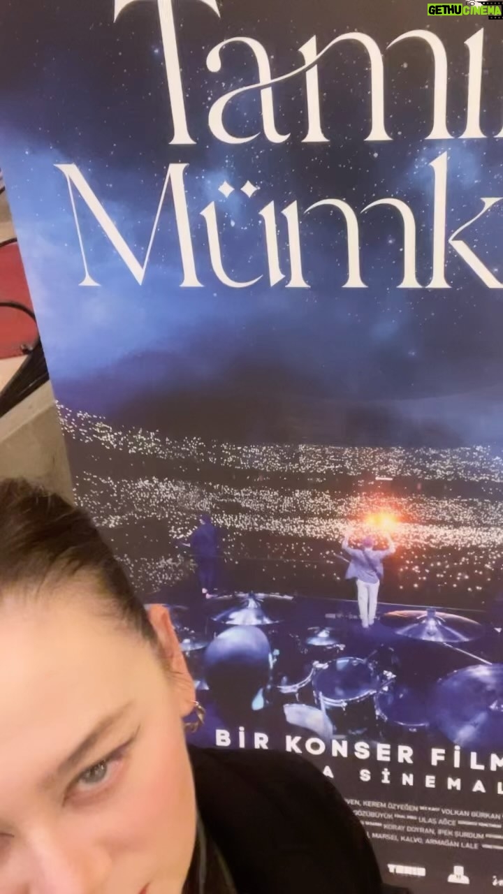 Demet Evgar Instagram - Tamiri Mümkün galasından… Bu filmi seyrederken konserdeymişsiniz gibi düşünmek serbest. Şarkılara eşlik edin, çekim yapın, zıplayın sanki oradaymışsınız gibi…💜