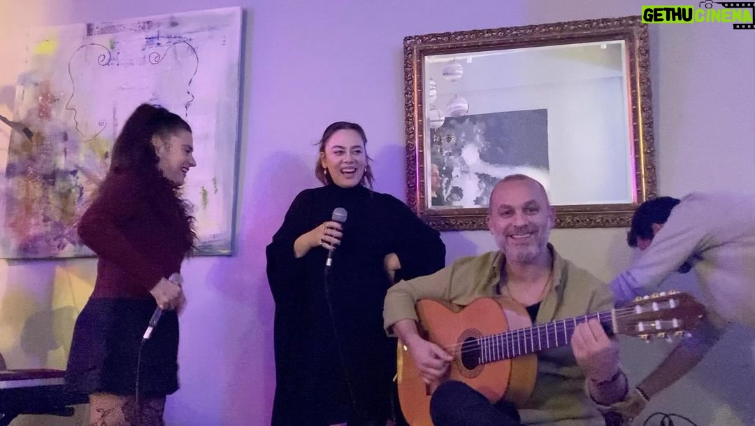 Demet Evgar Instagram - Ne büyülü bir geceydi. Bu gece yanımızda olan olmayan tüm dostlara selam olsun. Ceylancığımla ve sevgili Cenkle mini sahnemizde olmak ne büyük mutluluktu. 🙏🏻💙🙏🏻 Ve tabiki sevgili arkadaşım @gorkemyeltan ve @mehmetgureli nin o muhteşem şarkısı; “ uçurtma” 🪁 …
