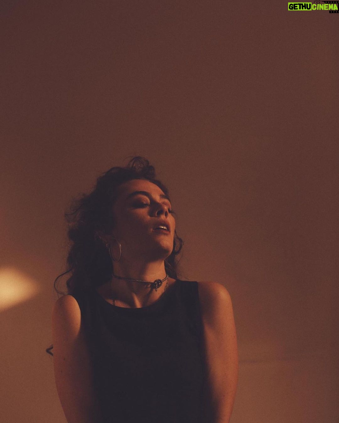 Demet Evgar Instagram - Kim bilir kaçıncı seri 🖤 @edzeali