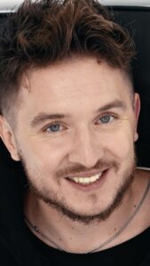 Denis Kukoyaka Instagram - На «Сессии» мне предложили записать «Обращение к 18 летней Василисе». Василиса не стала ждать и посмотрела сегодня, после чего сказала: - Пап, я всё поняла. Пойдём проколим мне уши 🥰😂