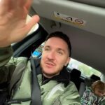 Denis Kukoyaka Instagram - Пока мы справляемся с Васькиным райдером в дороге (райдер совсем не проост, я вам скажу), Яндекс Заправки спасают от очередей в кассу на АЗС для оплаты топлива, а это значит, что мы быстрее доберемся до конечного пункта! Все просто — выбираешь нужную АЗС прямо в приложении, затем колонку, заправляешься, оплачиваешь с помощью СБП, да еще и со скидками: в 5% на первую, 10% на вторую и 20% на третью заправку 💚
