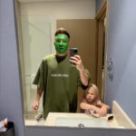Denis Kukoyaka Instagram - Лену все сложнее и сложнее рассмешить. В ход уже идут технологии! 😂 Алиса в Яндекс Станции реально, как наш еще один член семьи. Мы с ней играем, веселимся, поем… А теперь еще и Новый Год будем справлять, потому что да… У Алисы появились новые крутые новогодние фишки! Вот сами попробуйте сказать: «Алиса, с Новым годом». И она вас поздравит в ответ! А еще поможет зажигать гирлянду голосом -- круто же? Там еще много-много фишек, которые помогут поднять новогоднее настроение! ❄️❤️ Мы решили разыграть одну из наших Яндекс Станций с Алисой за самое креативное фото с елочкой: выкладывайте его в сторис, пишите тег #хочустанциюсалисой и отмечайте аккаунт @denisque и @alice.yndx. Мы выберем победителя и подарим ему колонку!