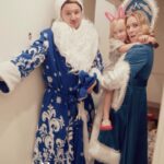 Denis Kukoyaka Instagram - Мы к вам с самыми легендарными, нереальными и классными новостями! Это 100% восторг! В это чудесное предновогоднее время каждый из вас может подарить своим близким частичку праздника и заказать Тайного Санту прямо в @yandex.lavka! Все, что вам нужно — это указать номер телефона, в Лавке сами свяжутся с получателем и доставят подарочек! Ну, вау! А мы тут попробовали себя в образе Снегурки и Деда Мороза, которые эти самые заказы доставляли, даже Ваське досталось немного волшебства! Ура! Радуйте родных, близких и всех-всех! ♥️