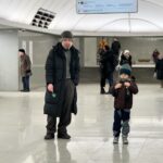 Denis Kukoyaka Instagram – Мы сделали грим и пошли гулять, кто нас узнавал, дарили им подарки😂❤️ Узнали бы нас?