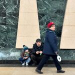 Denis Kukoyaka Instagram – Мы сделали грим и пошли гулять, кто нас узнавал, дарили им подарки😂❤️ Узнали бы нас?